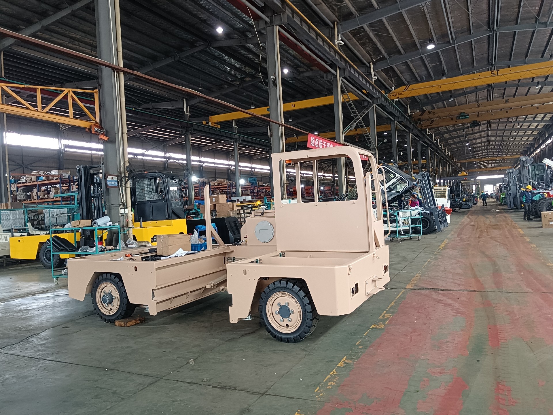 The world's largest tonnage side forklift was exported to Oman